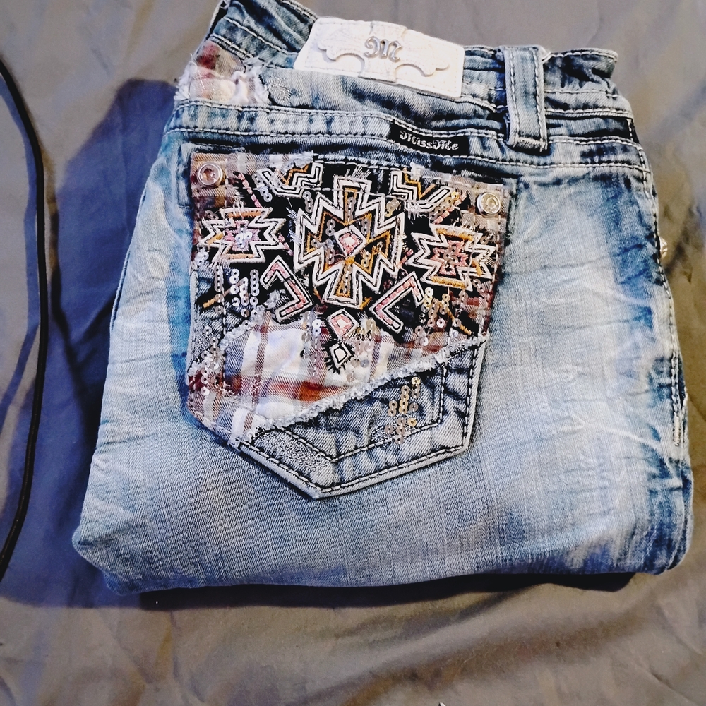 Women's Sz 30 Miss Me Light Wash Jeans with Embroidered Sequin Back Pocket